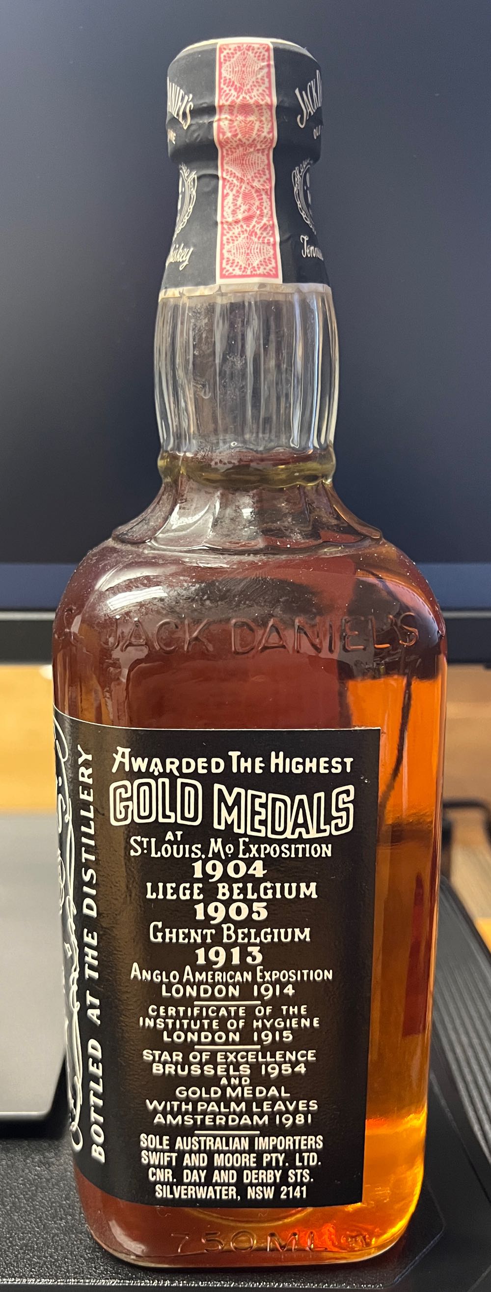 Black Label 1989 Australian Import - Jack Daniel Distillery (750 mL) alcohol collectible [Barcode 082184090466] - Main Image 3