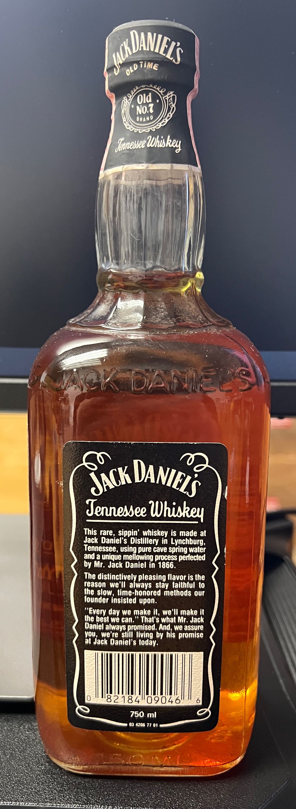 Black Label 1989 Australian Import - Jack Daniel Distillery (750 mL) alcohol collectible [Barcode 082184090466] - Main Image 4