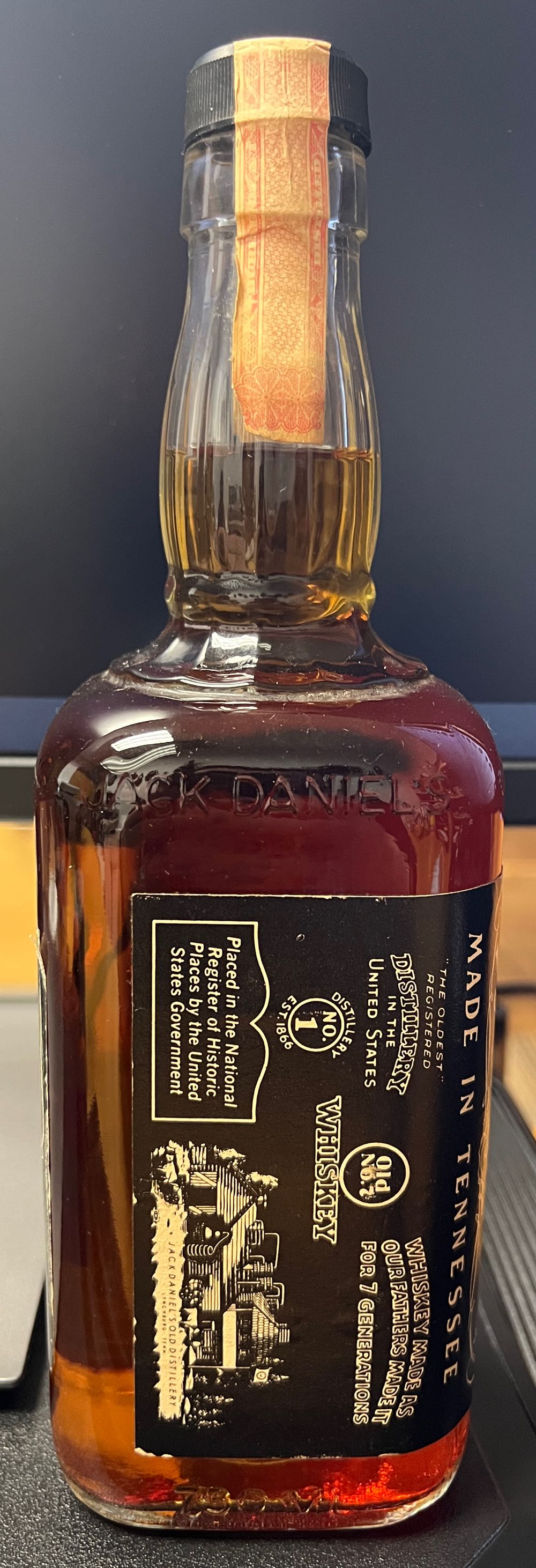 Black Label 1983 Japan - Jack Daniel Distillery (750 mL) alcohol collectible [Barcode 082184090008] - Main Image 3