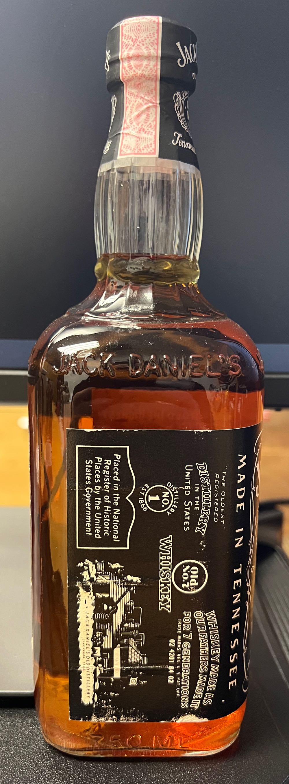Black Label 1981 - Jack Daniel Distillery (750 mL) alcohol collectible [Barcode 082184090008] - Main Image 2
