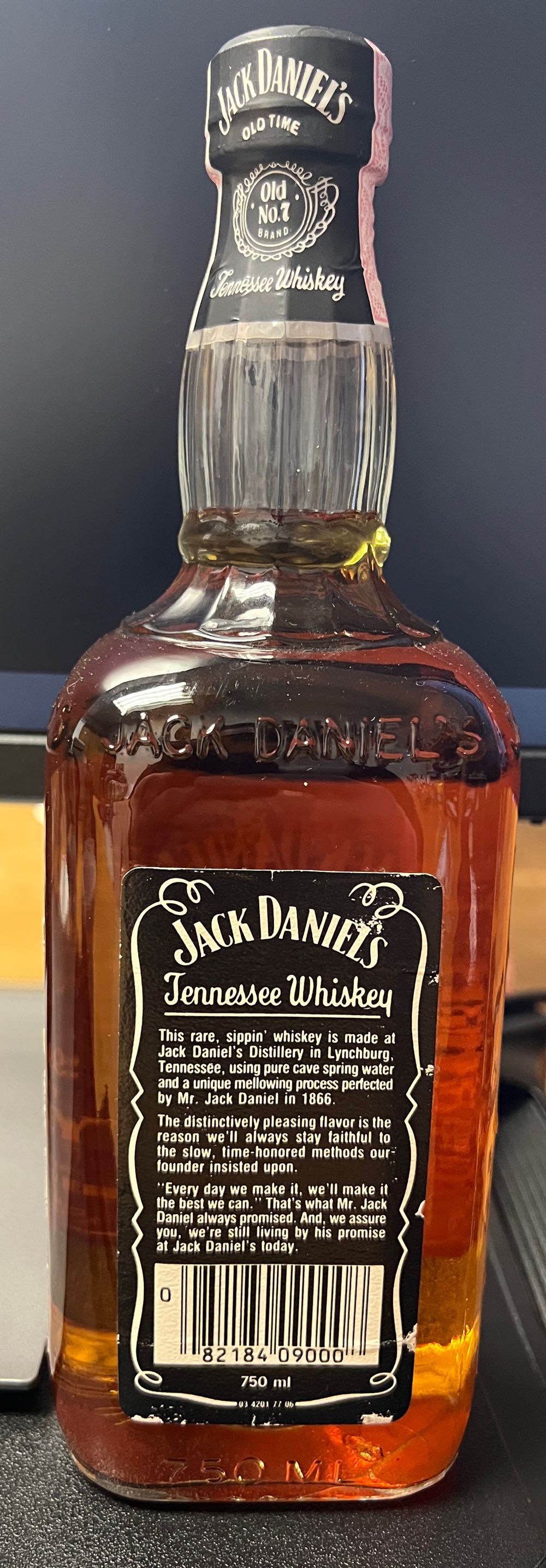 Black Label 1981 - Jack Daniel Distillery (750 mL) alcohol collectible [Barcode 082184090008] - Main Image 4