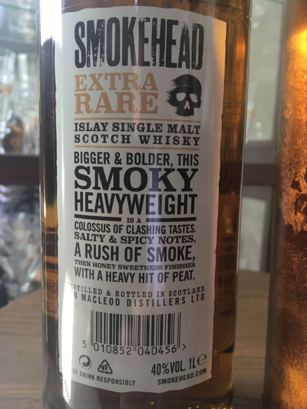 Smokehead Single Malt Whisky Extra Rare - Ian MacLeod Distilleries (1000 mL) alcohol collectible [Barcode 5010852040456] - Main Image 4
