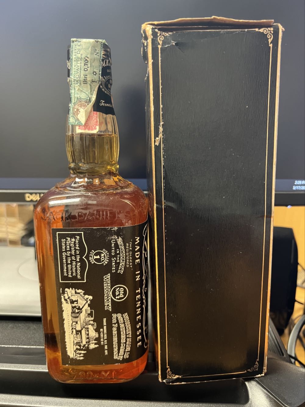 Black Label 1985 Italy - Jack Daniel’s Distillery, Lynchburg, TN (700 mL) alcohol collectible [Barcode 082184090244] - Main Image 2