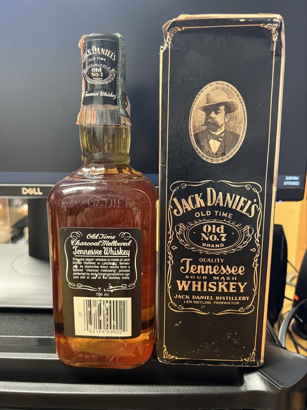 Black Label 1985 Italy - Jack Daniel’s Distillery, Lynchburg, TN (700 mL) alcohol collectible [Barcode 082184090244] - Main Image 3