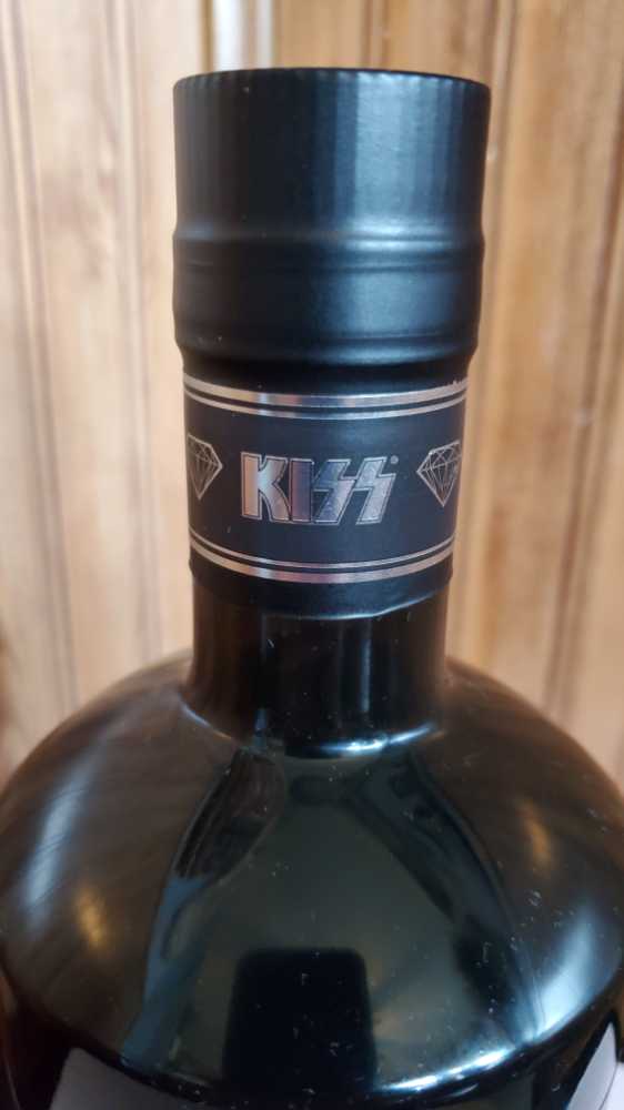 KISS Black Diamond Super Premium Dark Rum - Brands For Fans (700 mL) alcohol collectible [Barcode 7350064820483] - Main Image 3