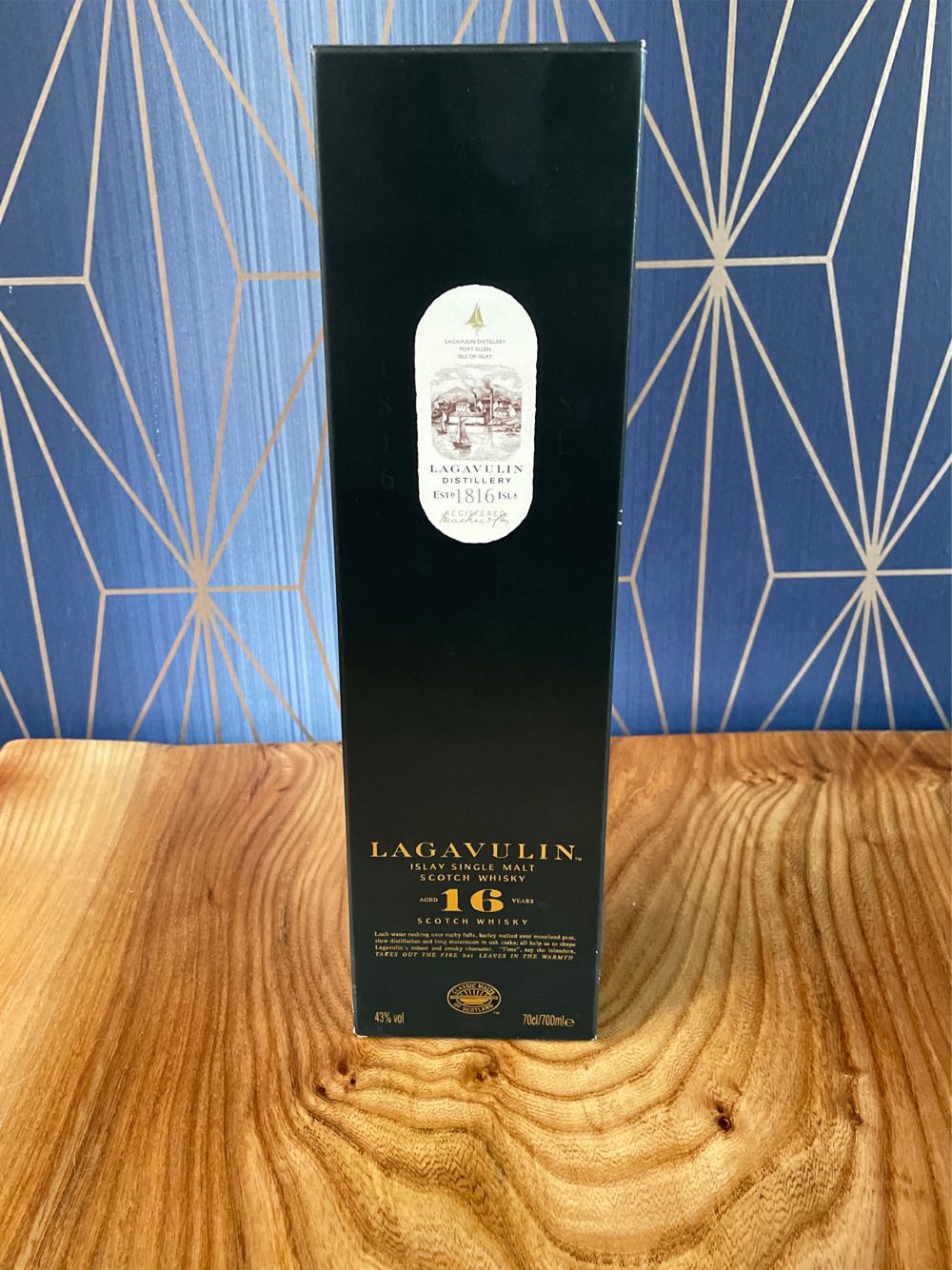LAGAVULIN 16 - Lagavulin Distillery (750 mL) alcohol collectible [Barcode 5000281005409] - Main Image 2