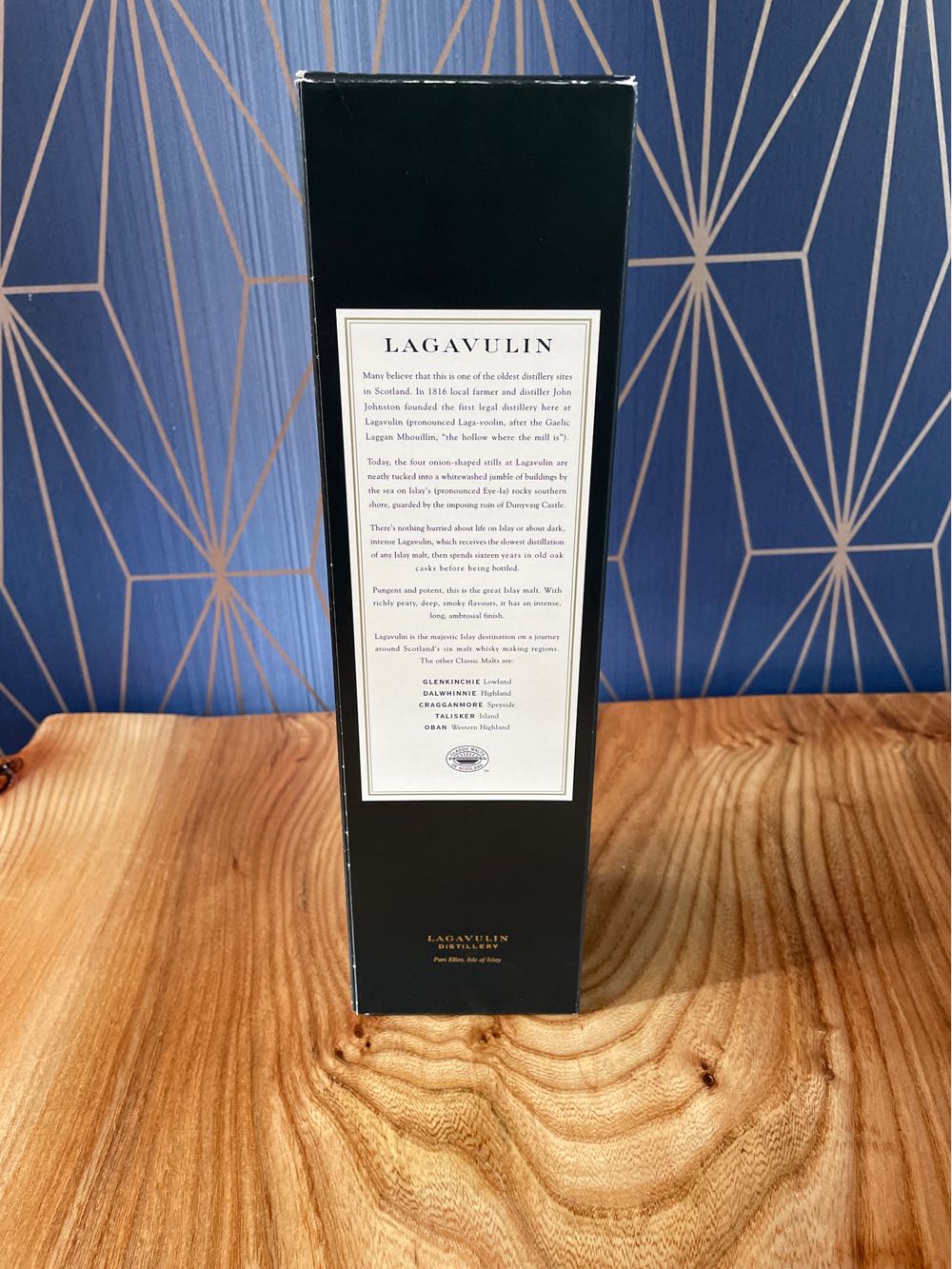 LAGAVULIN 16 - Lagavulin Distillery (750 mL) alcohol collectible [Barcode 5000281005409] - Main Image 3