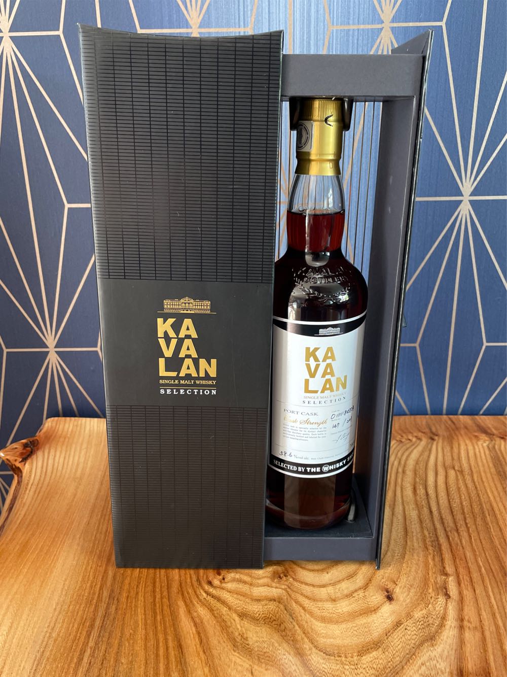 Kavalan Solist Port - Taiwan (700 mL) alcohol collectible [Barcode 4710085224920] - Main Image 2