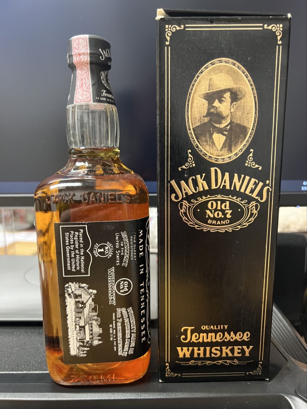 Black Label 1994 With Box - Jack Daniel’s Distillery, Lynchburg, TN (750 mL) alcohol collectible [Barcode 082184090008] - Main Image 2