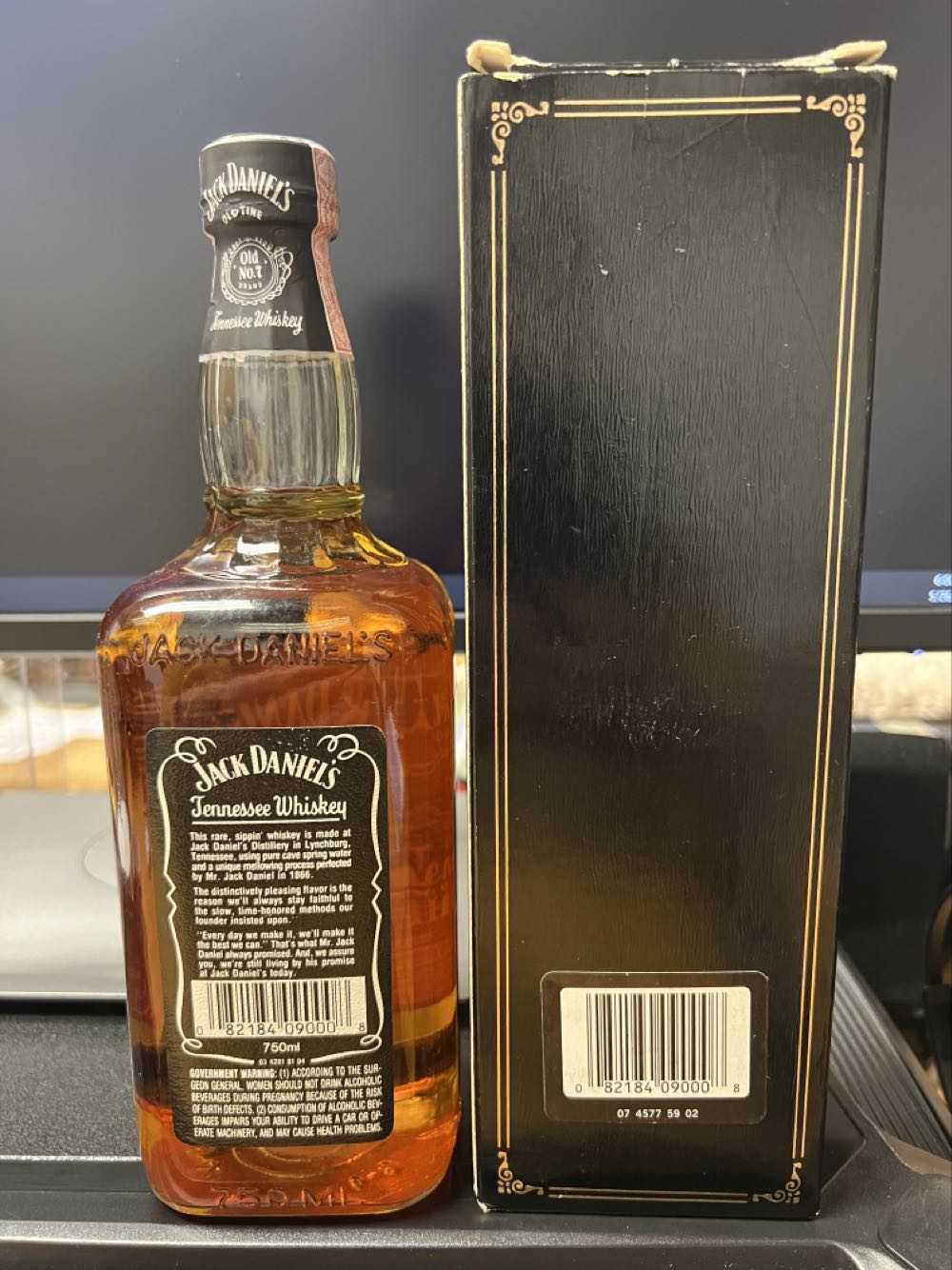 Black Label 1994 With Box - Jack Daniel’s Distillery, Lynchburg, TN (750 mL) alcohol collectible [Barcode 082184090008] - Main Image 3
