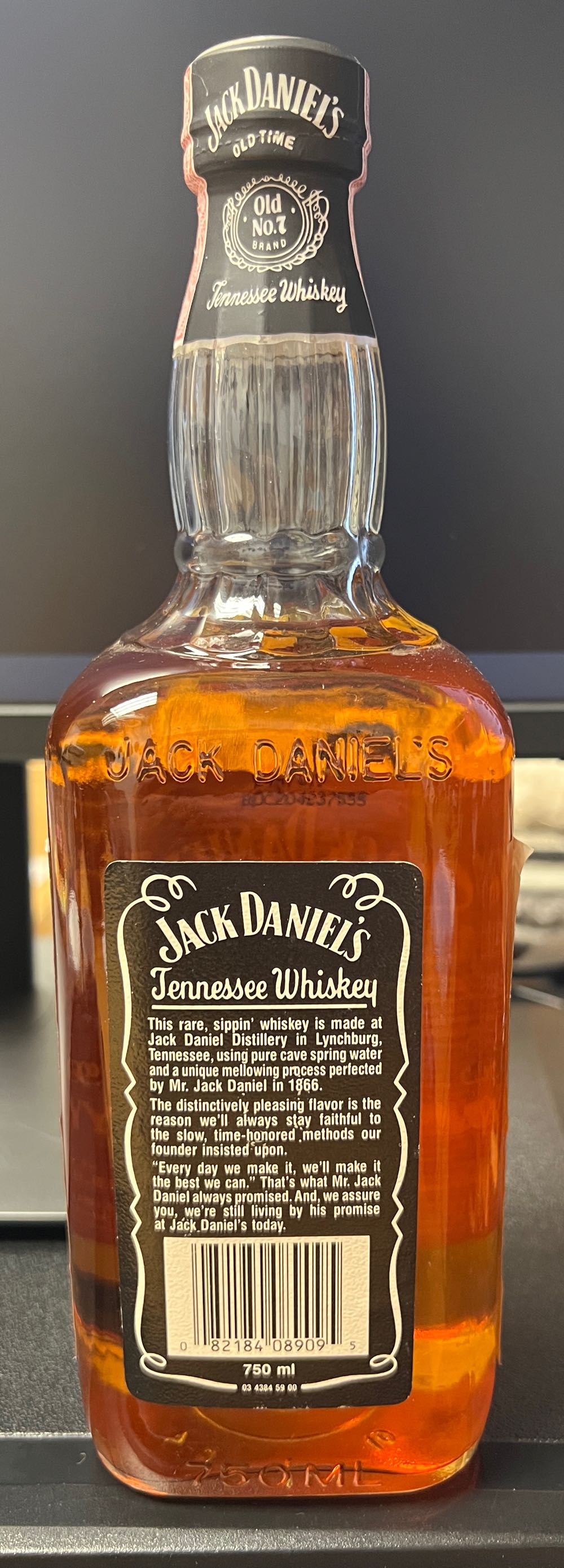 Black Label 1993 Japanese - Jack Daniel’s Distillery, Lynchburg, TN (750 mL) alcohol collectible [Barcode 082184089095] - Main Image 3
