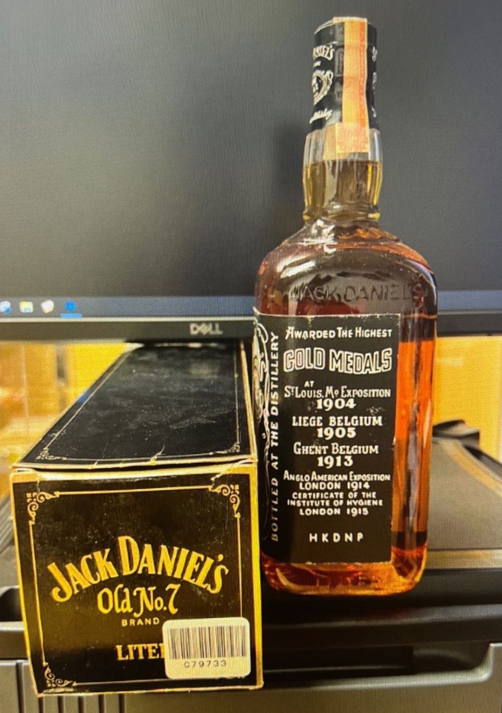Black Label 1984 Fake Seal 1 L - Jack Daniel’s Distillery, Lynchburg, TN (1 L) alcohol collectible - Main Image 3