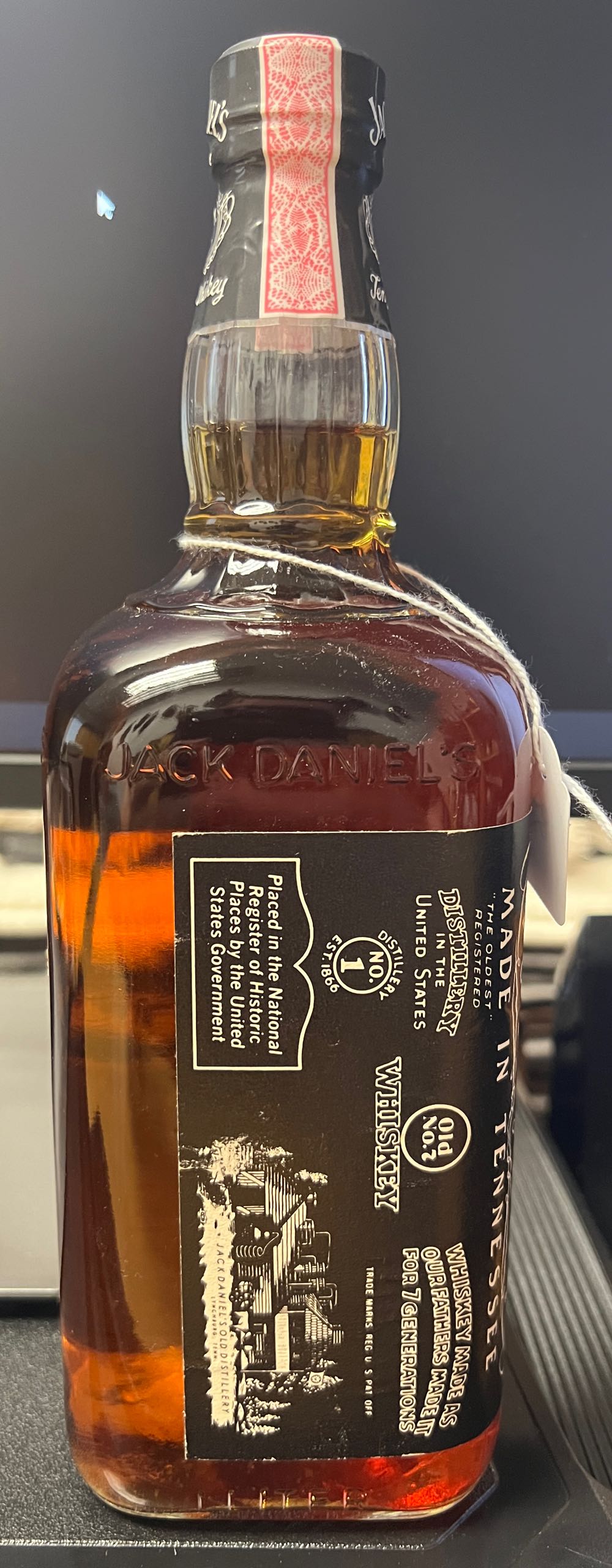 Black Label 1986 1l - Jack Daniel’s Distillery, Lynchburg, TN (1 L) alcohol collectible [Barcode 082184089996] - Main Image 2