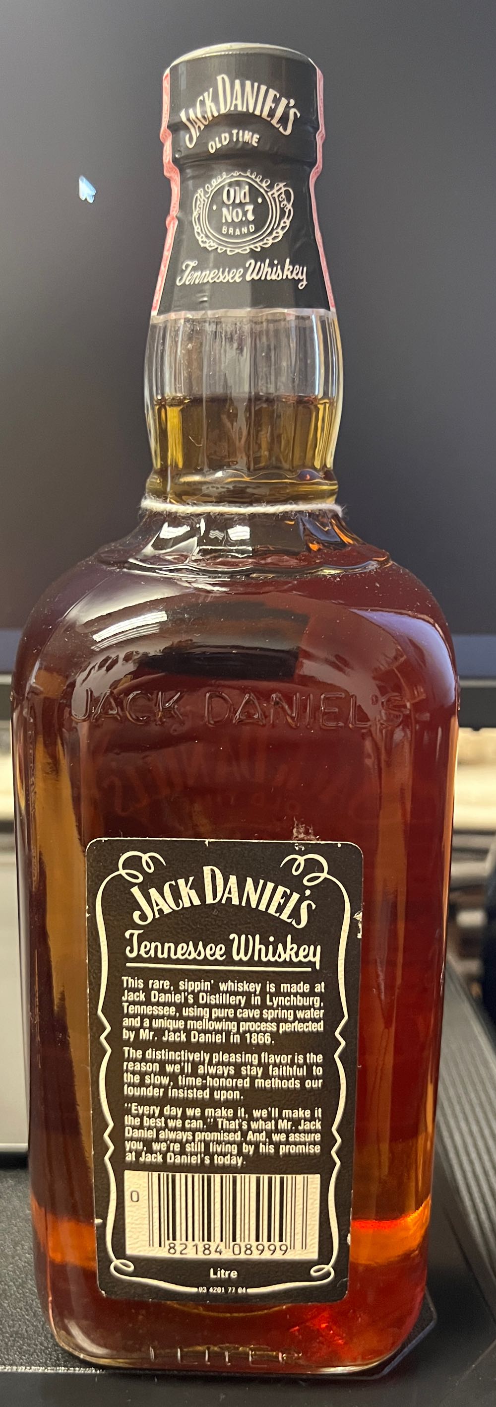 Black Label 1986 1l - Jack Daniel’s Distillery, Lynchburg, TN (1 L) alcohol collectible [Barcode 082184089996] - Main Image 3