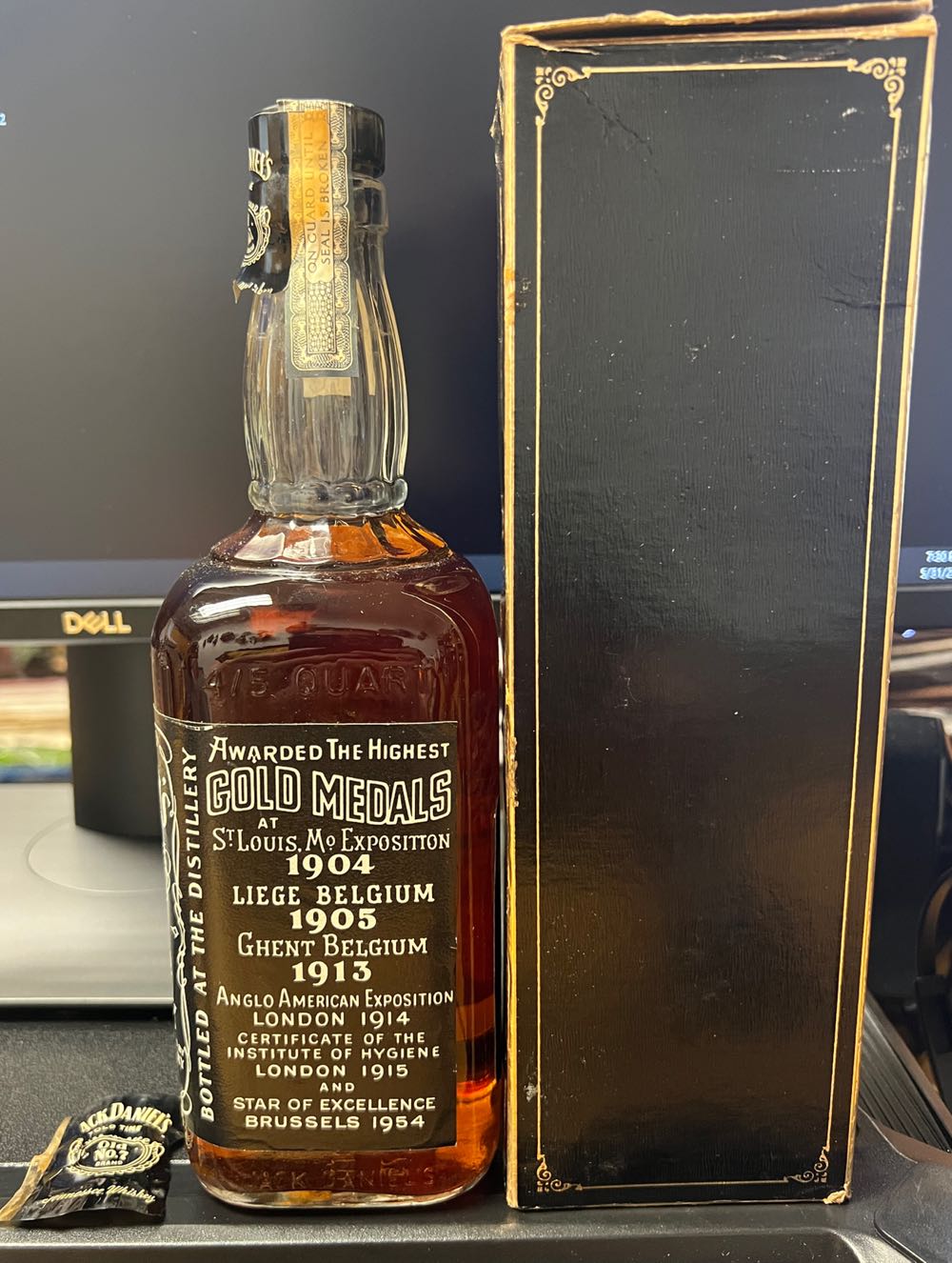 Black Label 1975 4/5 Quart - Jack Daniel’s Distillery, Lynchburg, TN alcohol collectible - Main Image 4