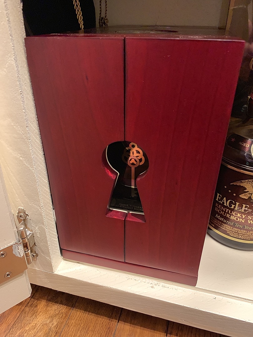 SHOT GLASS : Legends Shelf With Glasses