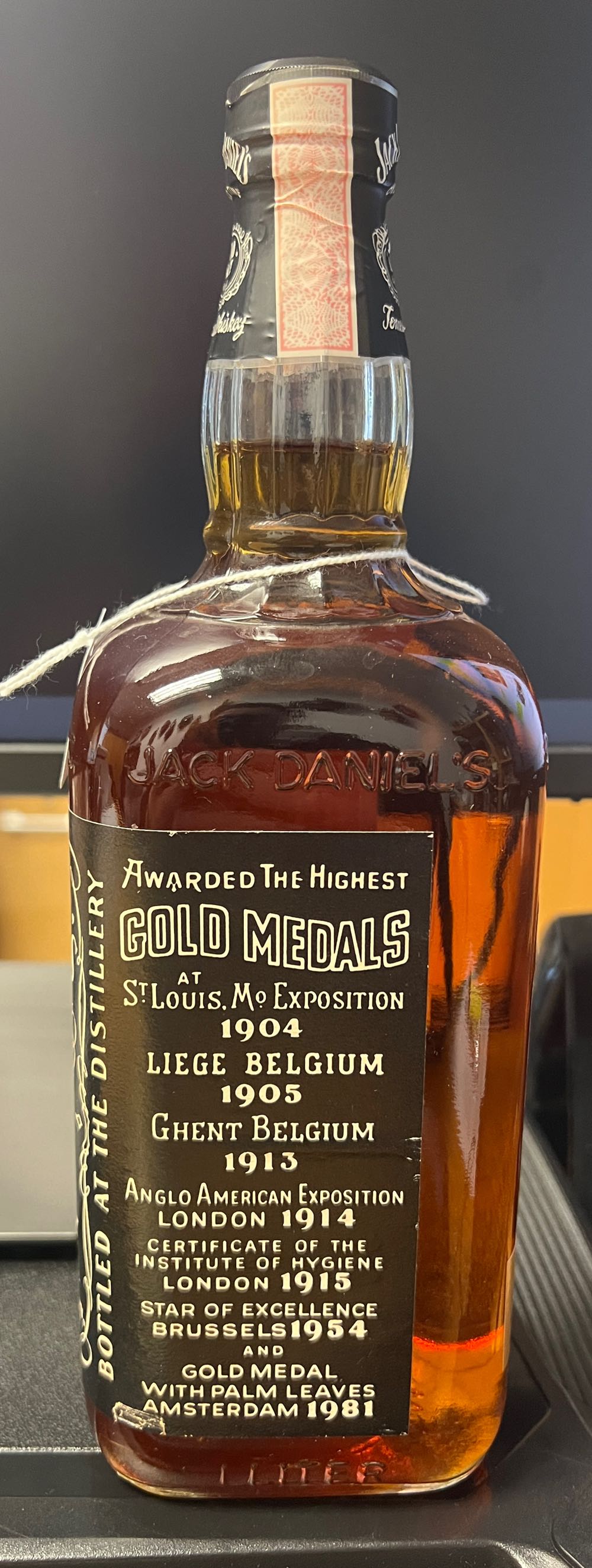 Black Label 1988 1l Asia - Jack Daniel’s Distillery, Lynchburg, TN (1 L) alcohol collectible - Main Image 4