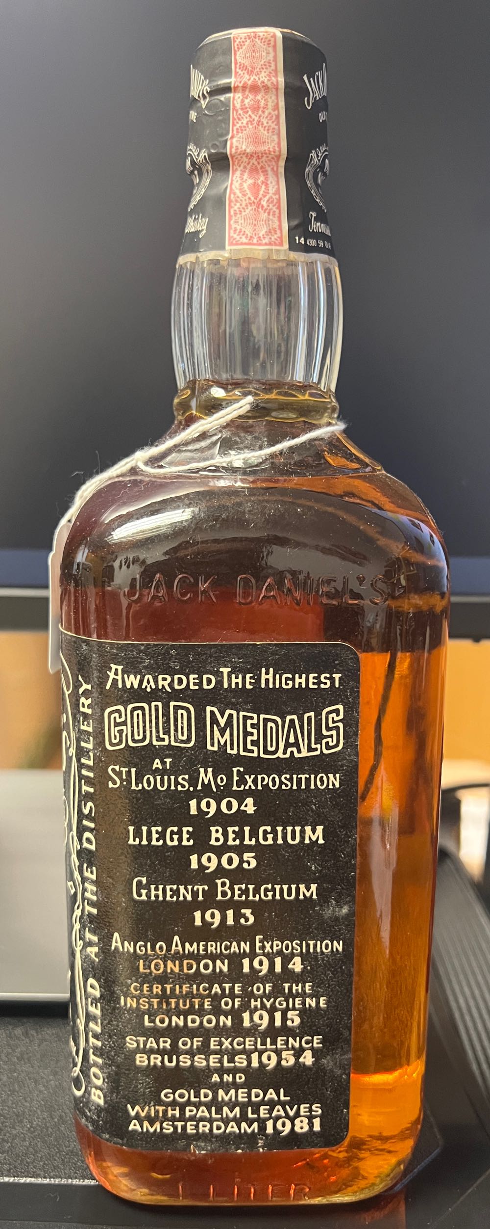 Black Label 1993 1l - Jack Daniel’s Distillery, Lynchburg, TN (1 L) alcohol collectible - Main Image 4