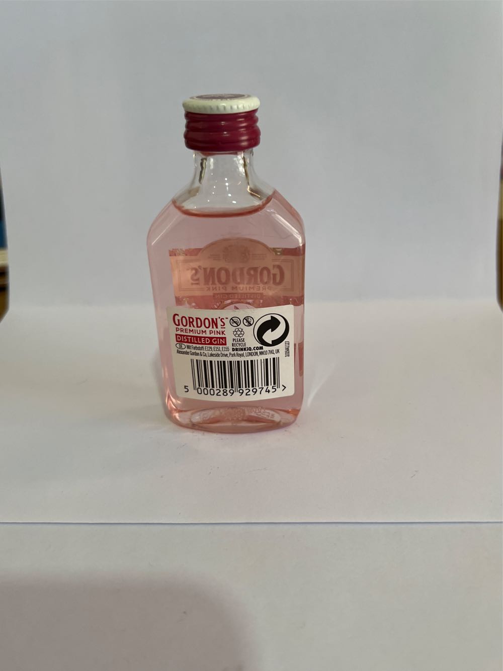 Gordon’s Premium Pink Gin  (50 mL) alcohol collectible [Barcode 5000289929745] - Main Image 2