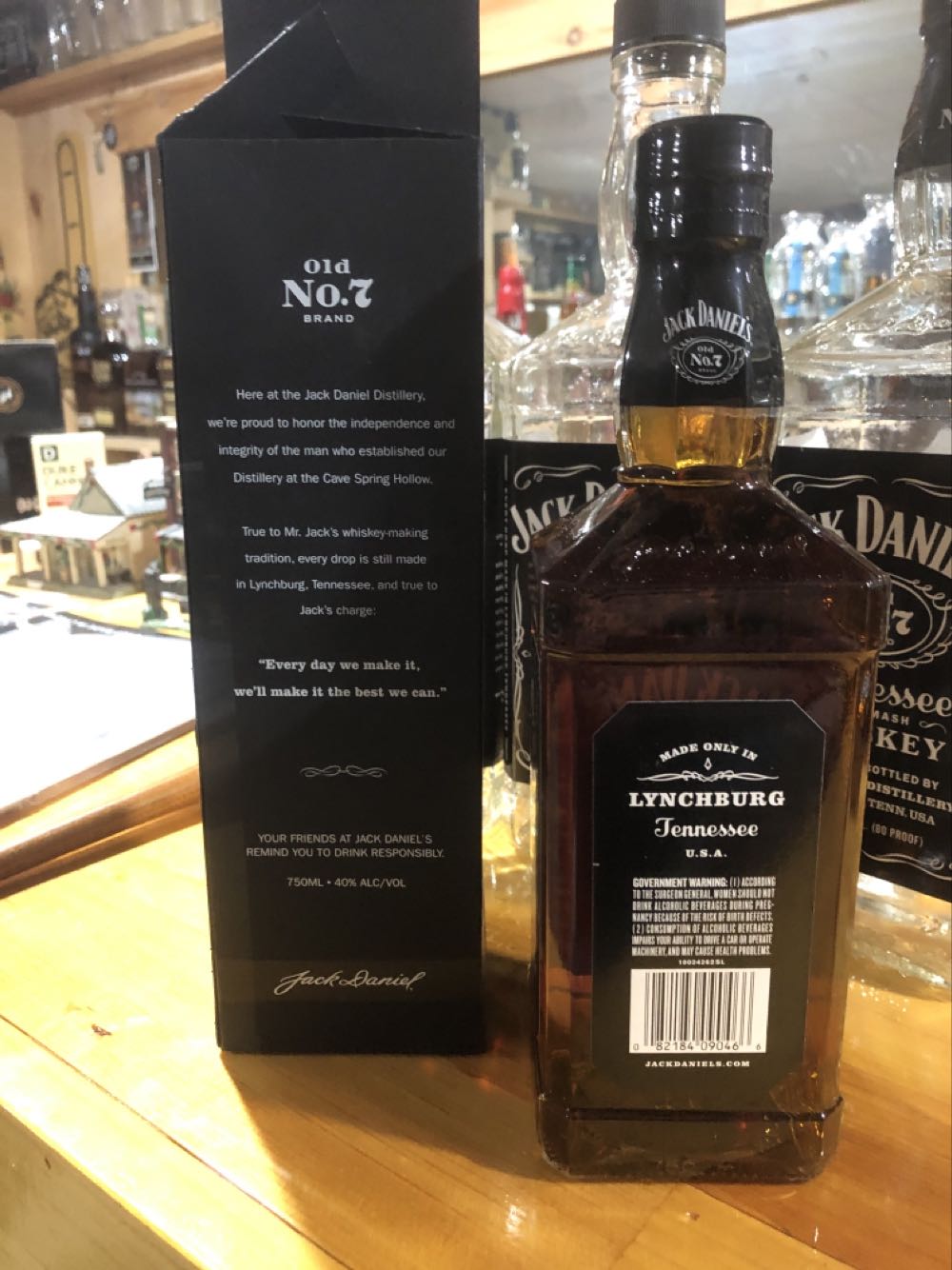 LIQUOR : Black Label Box (a)  (750 mL) alcohol collectible - Main Image 2