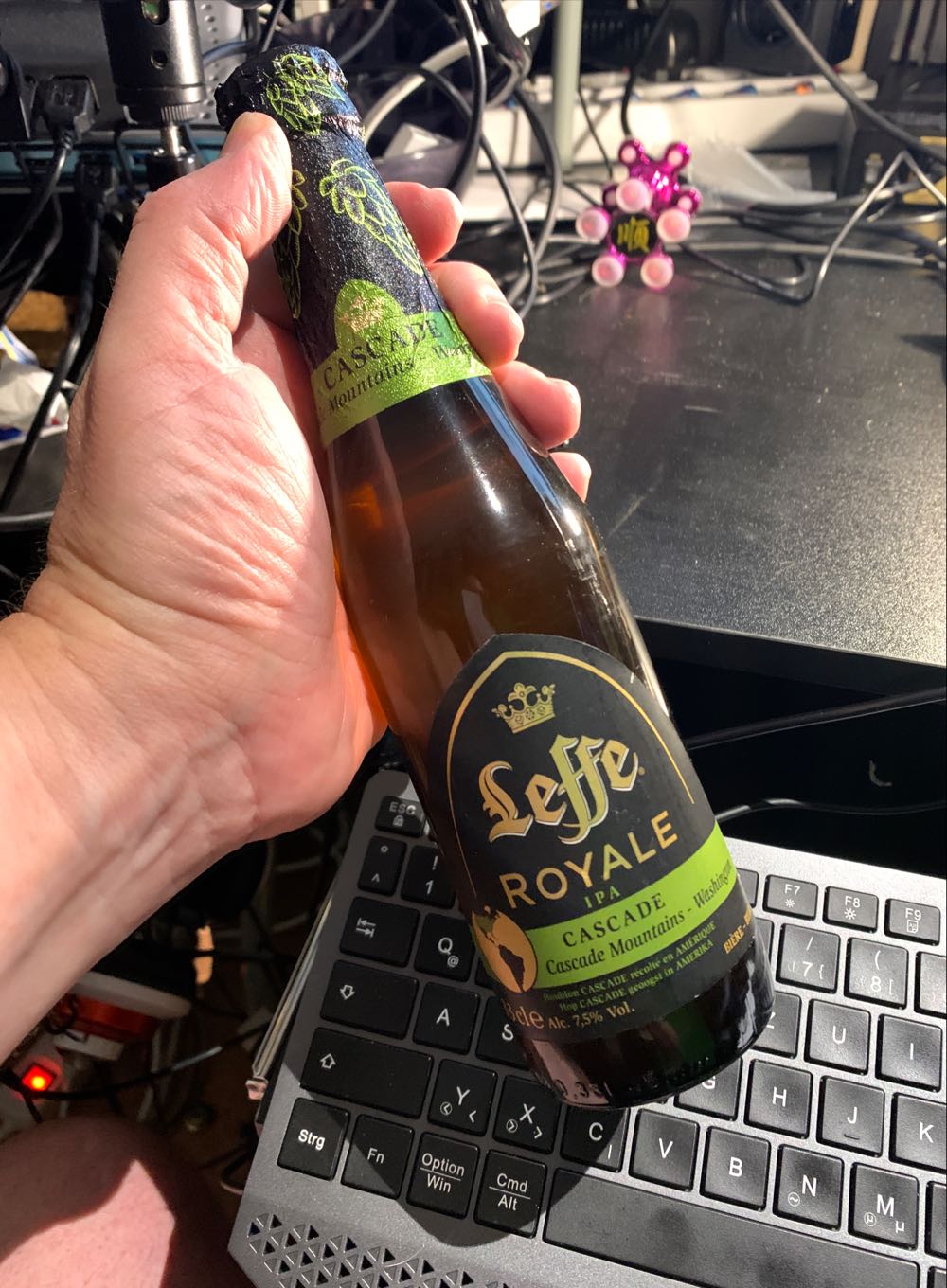 Leffe Royale Cascade Ipa - Leffe Brewing Company, Leuven (330 mL) alcohol collectible [Barcode 5410228217626] - Main Image 2