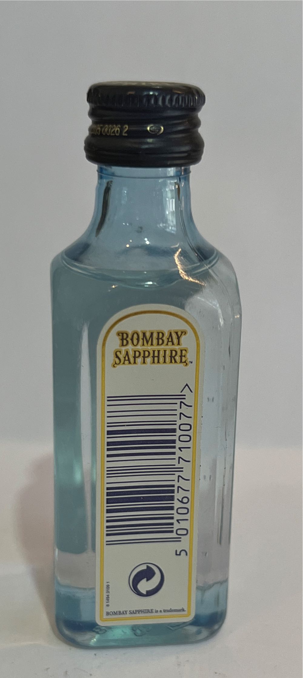 Bombay Sapphire London Dry Gin  (50 mL) alcohol collectible [Barcode 5010677710077] - Main Image 2