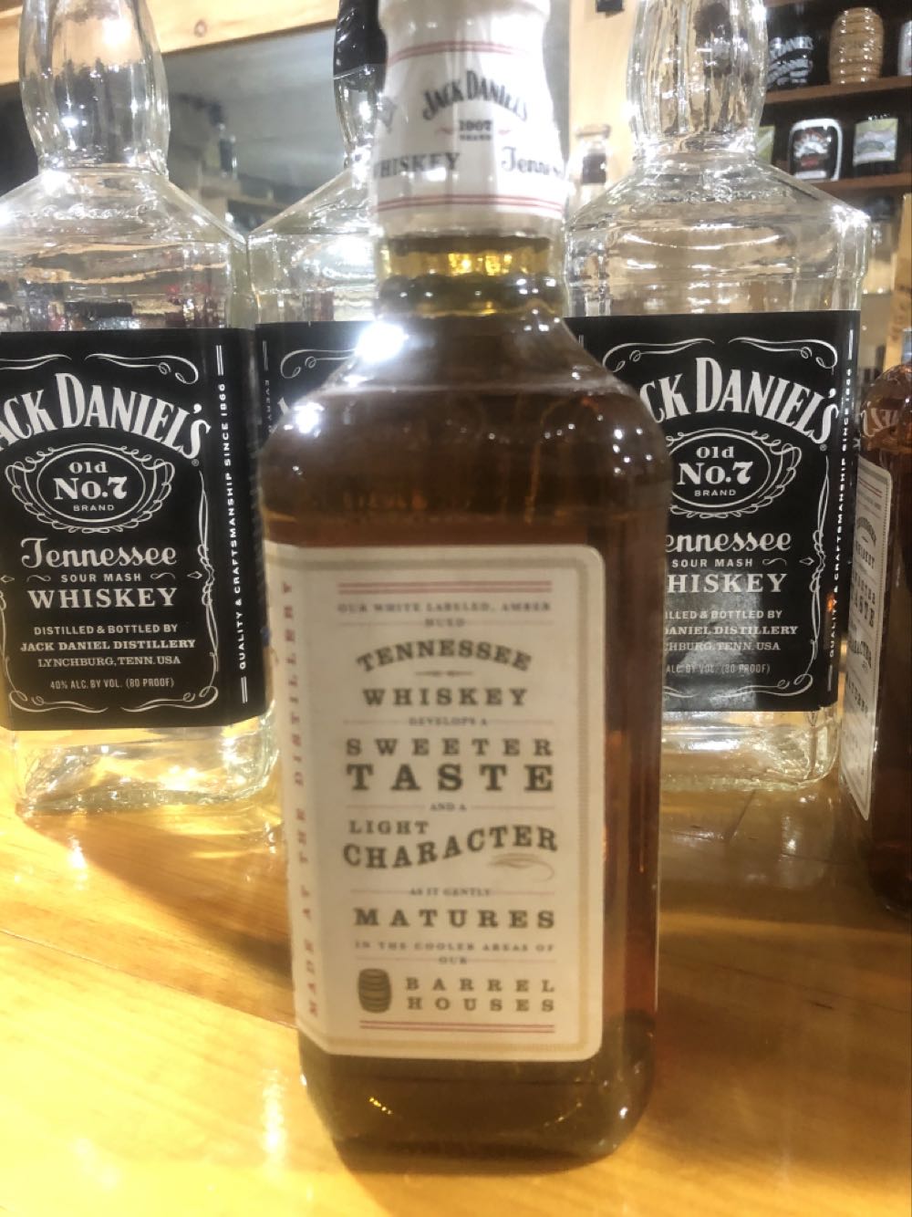 LIQUOR : 1907 White Label 1st Gen  (700 mL) alcohol collectible - Main Image 3