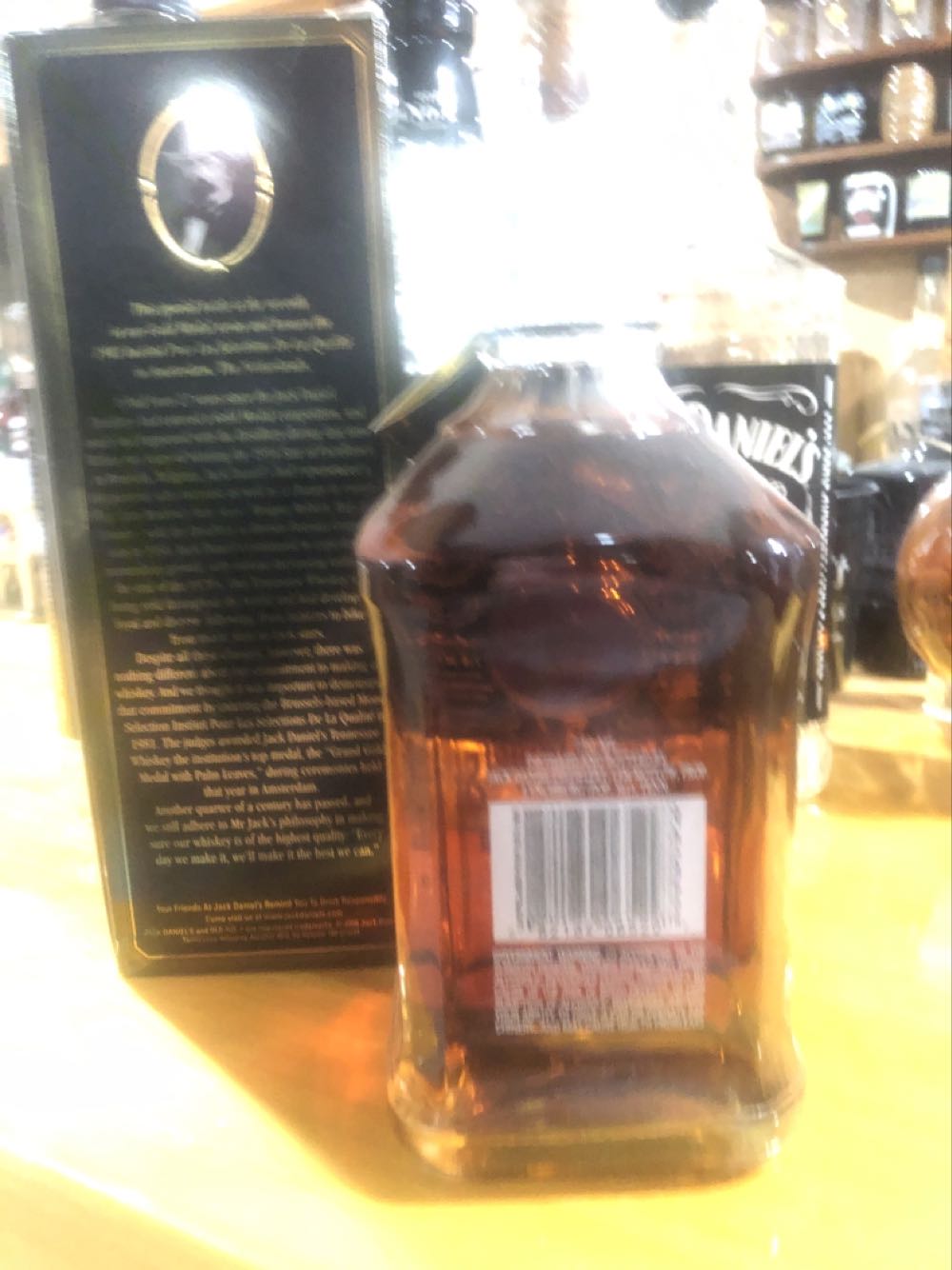 LIQUOR : Gold Medal 1981  (750 mL) alcohol collectible - Main Image 2