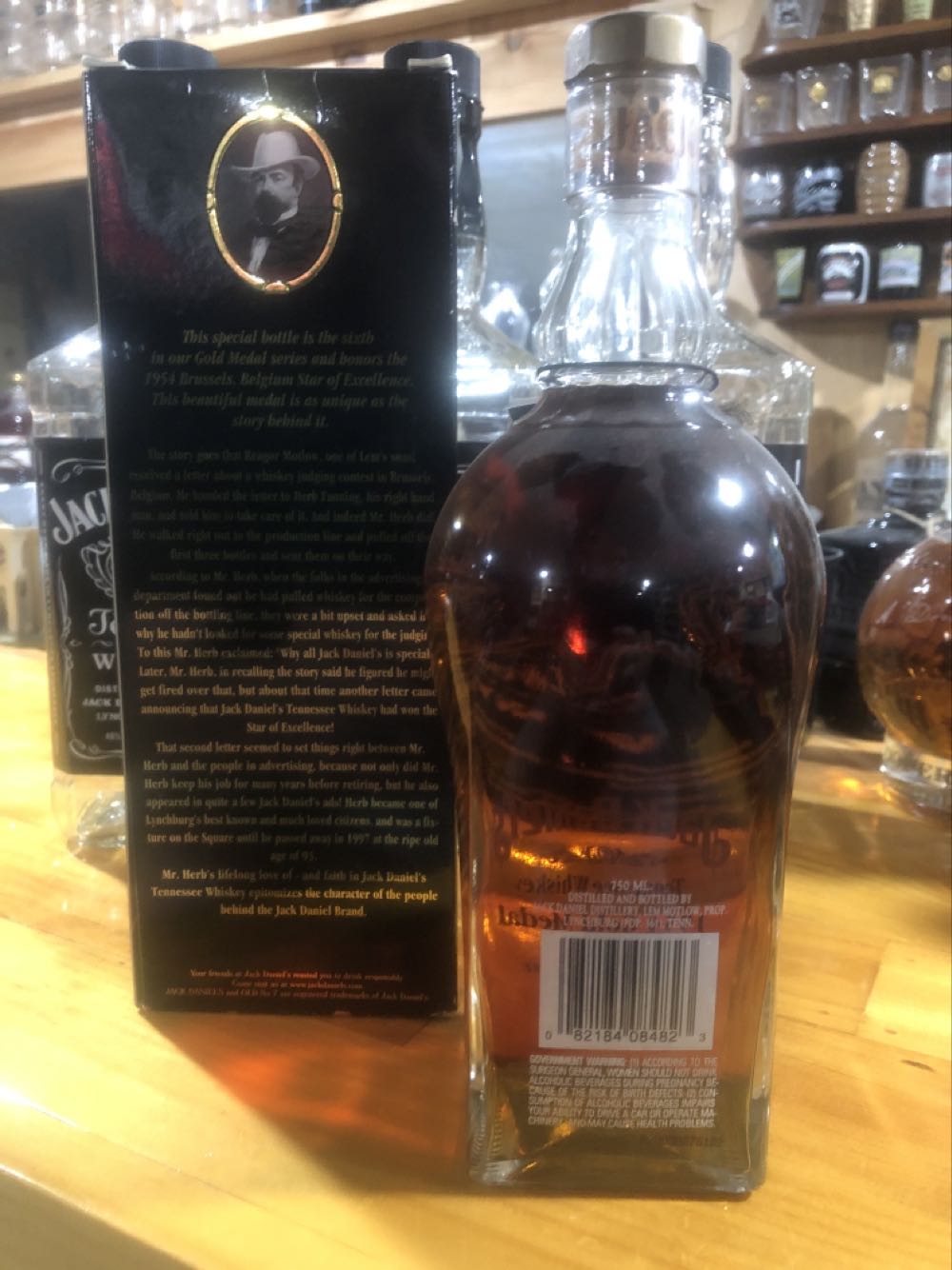 LIQUOR : Gold Medal 1954  (750 mL) alcohol collectible - Main Image 2