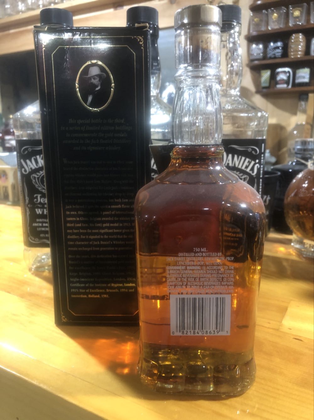 LIQUOR : Gold Medal 1913  (750 mL) alcohol collectible - Main Image 2