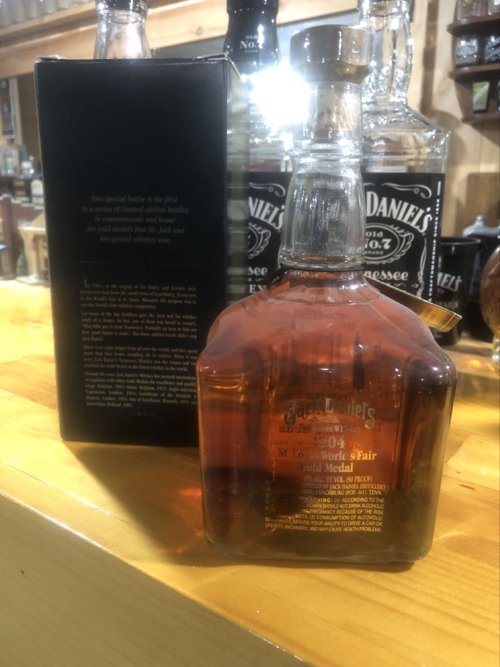 LIQUOR : Gold Medal 1904  (750 mL) alcohol collectible - Main Image 2