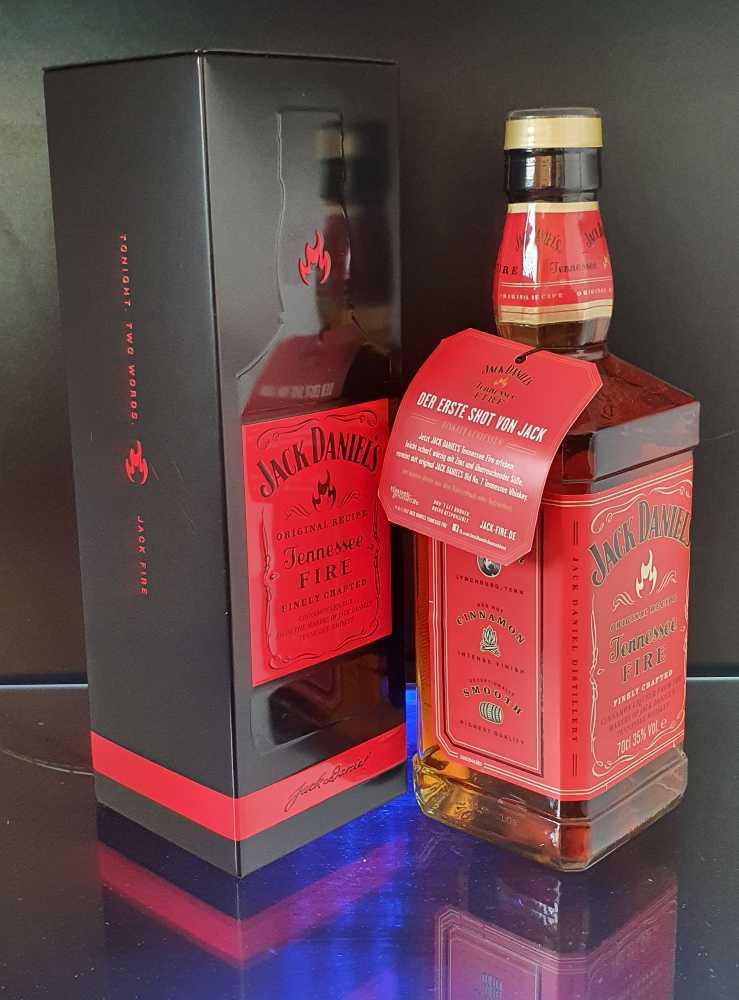 Jahresdose Voll Fire - Jack Daniels Distillery (700 mL) alcohol collectible - Main Image 2
