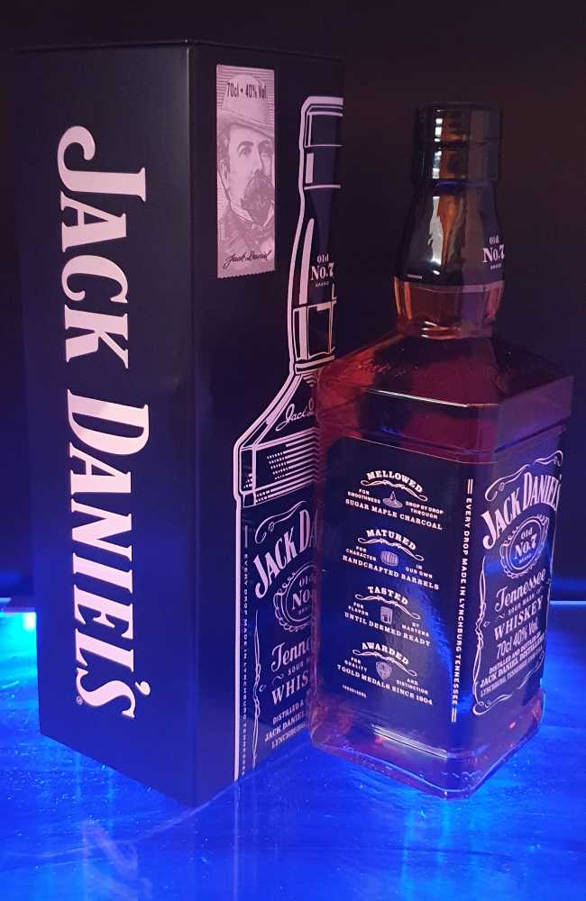 Jahresdose Voll Blacklabel - Jack Daniels Distillery (700 mL) alcohol collectible [Barcode 5099873045947] - Main Image 2