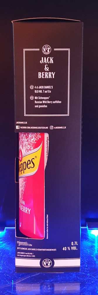 Black Label &Russian Wild Berry Flasche - Jack Daniels Distillery (700 mL) alcohol collectible [Barcode 5099873221808] - Main Image 3