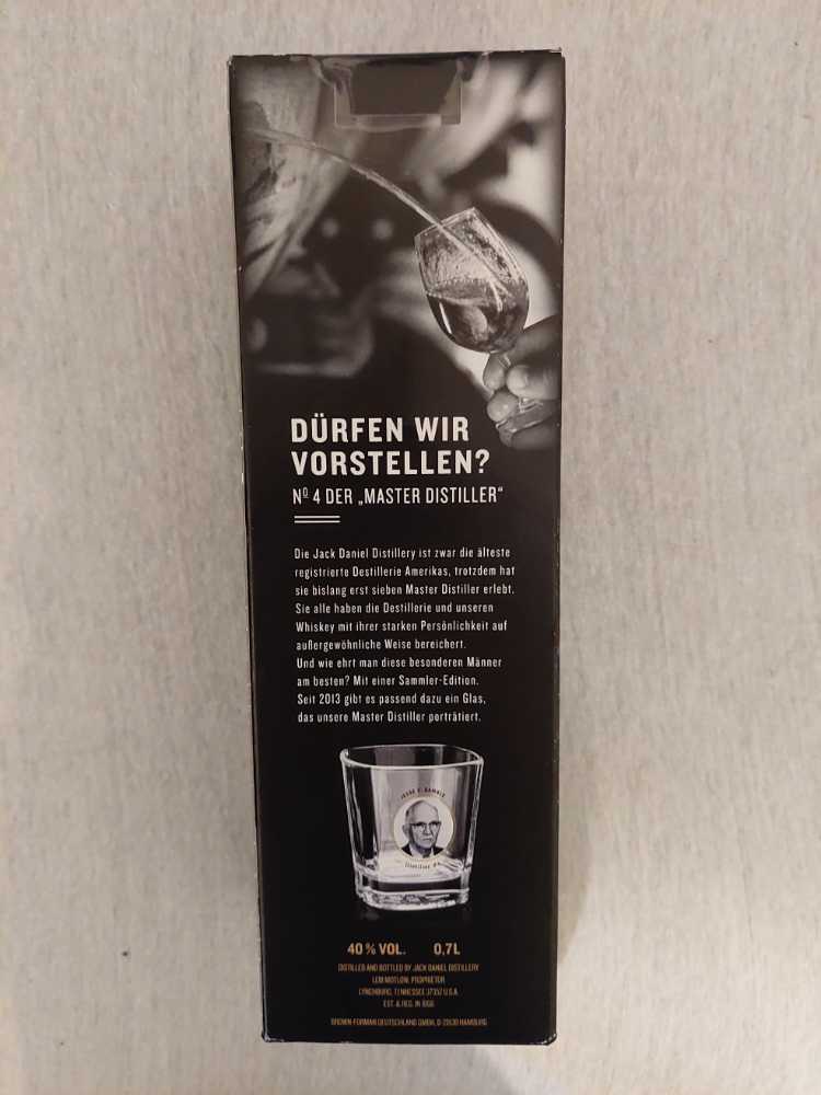 Master Distiller #4 + Glas  (700 mL) alcohol collectible - Main Image 2