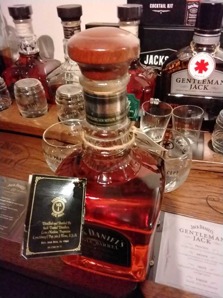 Single Barrel  8-25-00 - Jack Daniel Distillery (700 mL) alcohol collectible - Main Image 4