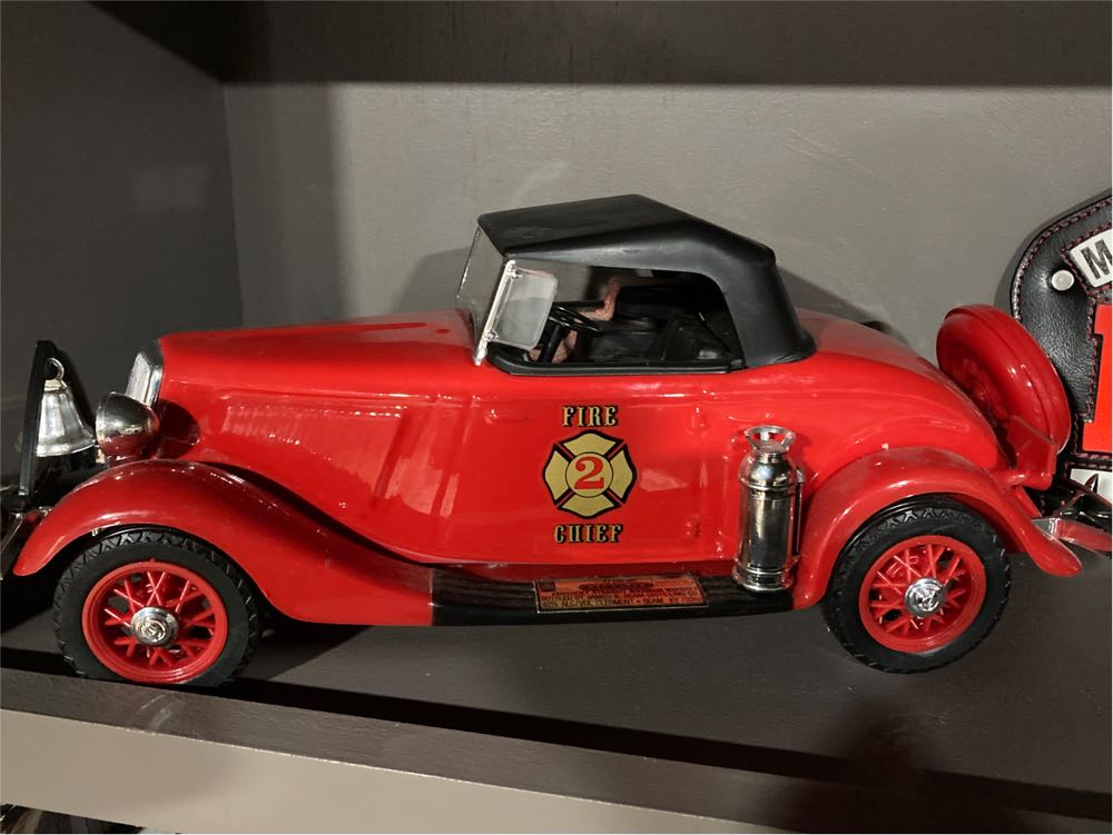 Jim Beam Fire 1934 Fire Chief Ford V8 - Jim B.Beam Distilling Co. (750 mL) alcohol collectible [Barcode 080686710196] - Main Image 2