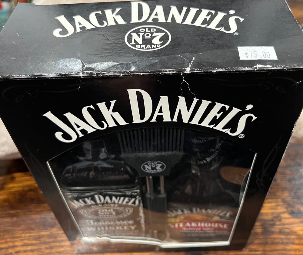 Set Black Label BBQ Sauce - Jack Daniel’s Distillery, Lynchburg, TN (750 mL) alcohol collectible [Barcode 082184246733] - Main Image 3