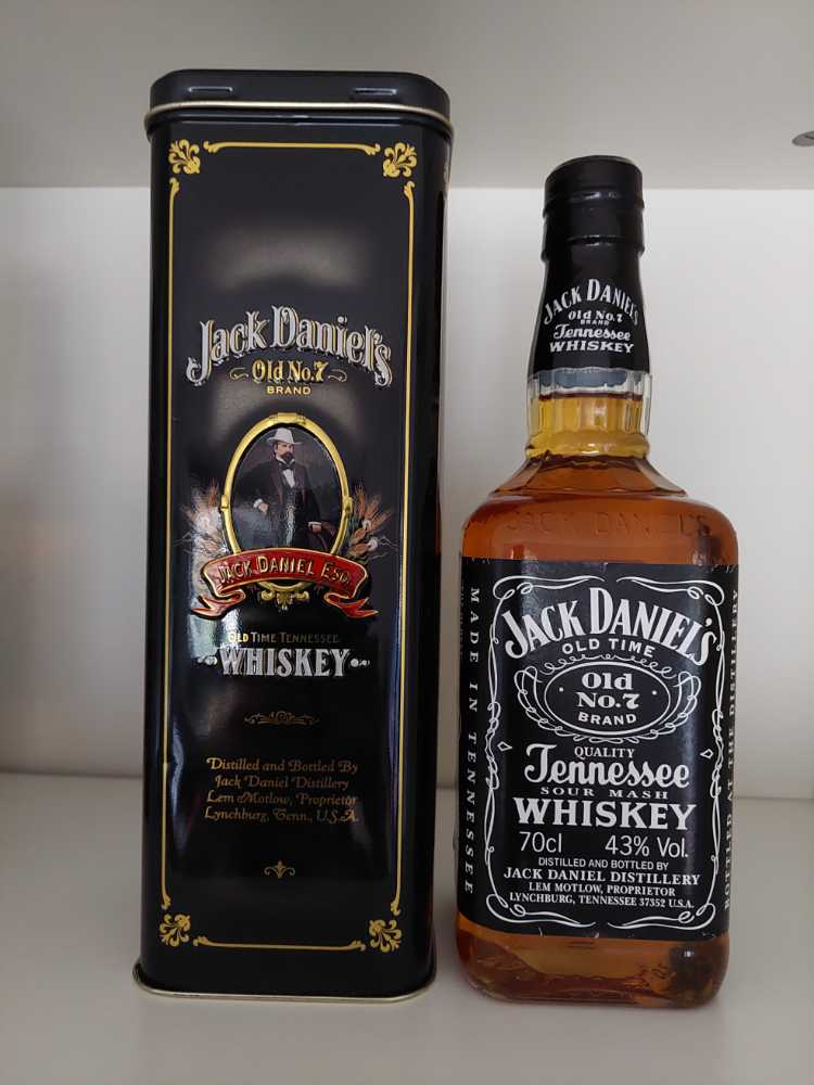 Diamond Select Toys Bruce Lee Gallery Water Pvc Figure