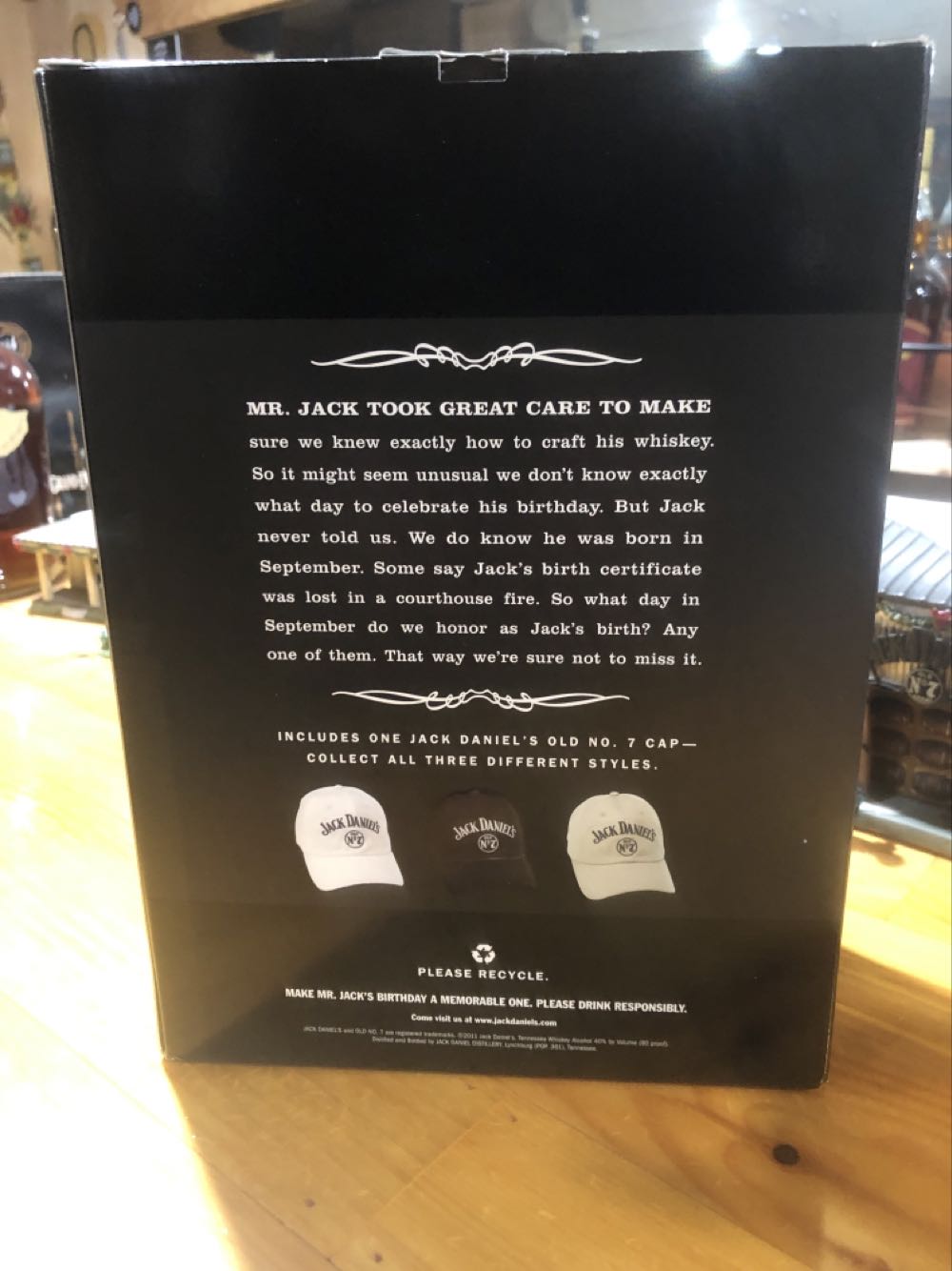 BOX SET : Black Label Hat (b)  (750 mL) alcohol collectible - Main Image 2