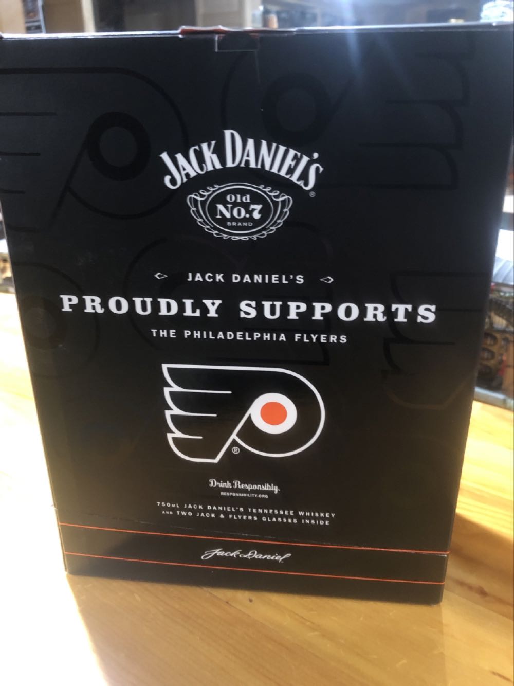 BOX SET : Black Label Flyers (a)  (750 mL) alcohol collectible - Main Image 2