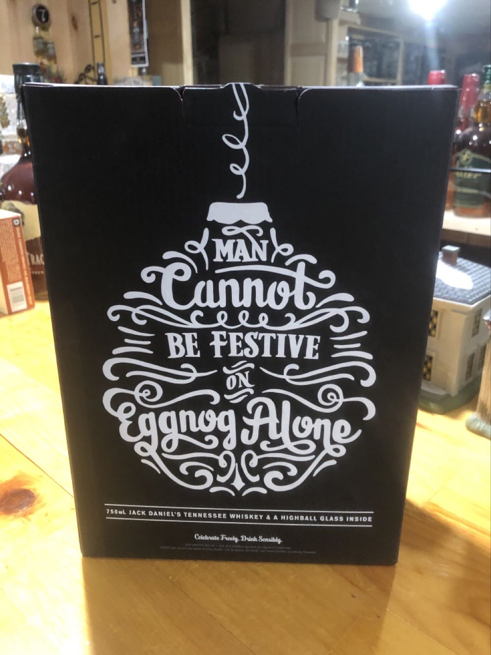 BOX SET : Black Label Holiday (g)  (750 mL) alcohol collectible - Main Image 2