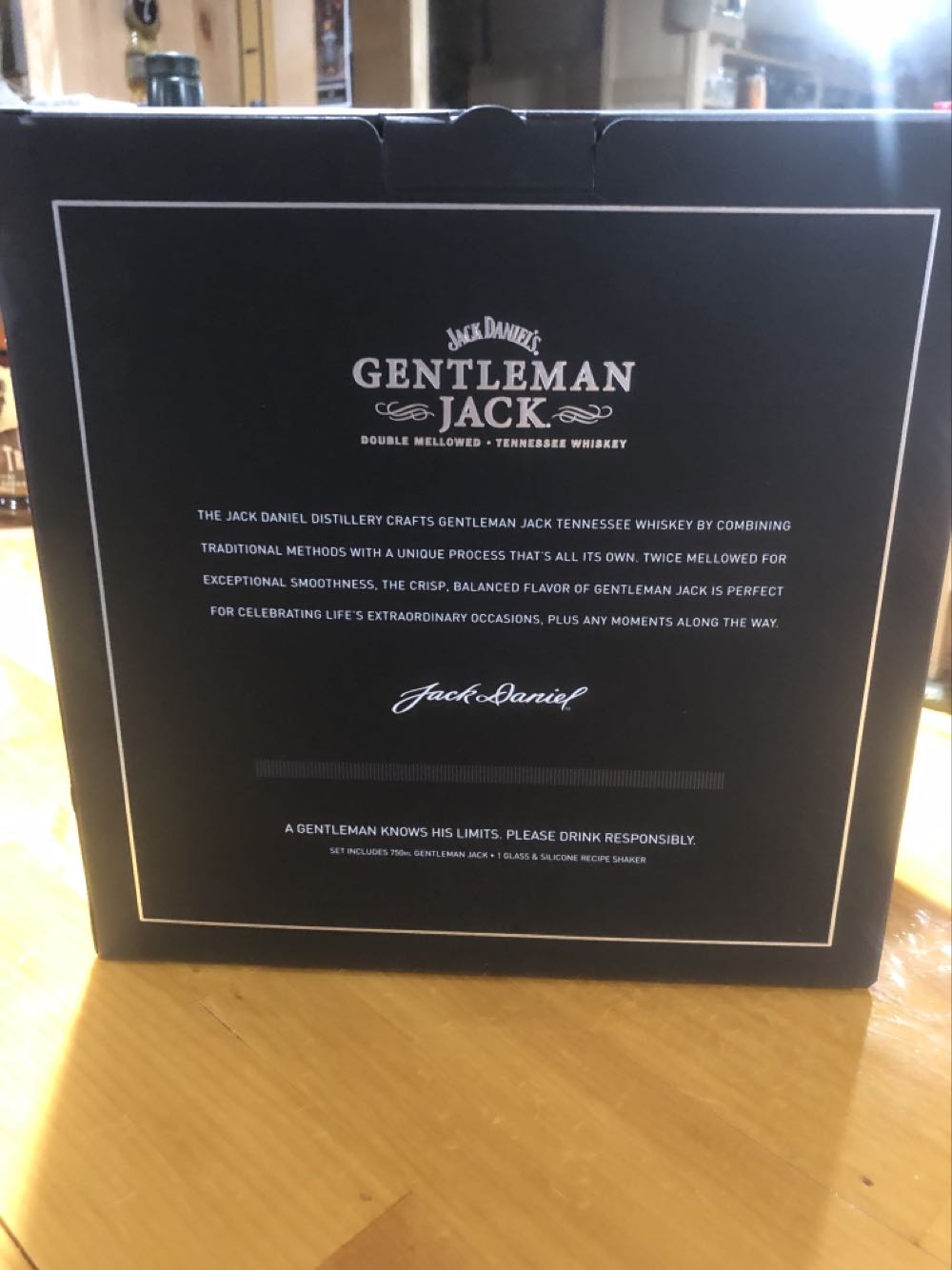 BOX SET : Gentleman Shaker  (750 mL) alcohol collectible - Main Image 2