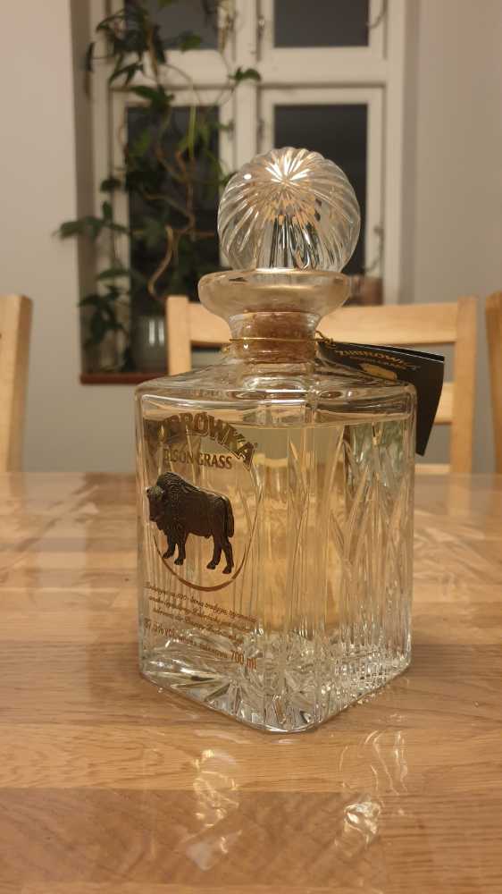 Źubrówka Vodka 700ml 37,5% Poland - Zubrowka (700 mL) alcohol collectible [Barcode 5900343005302] - Main Image 2