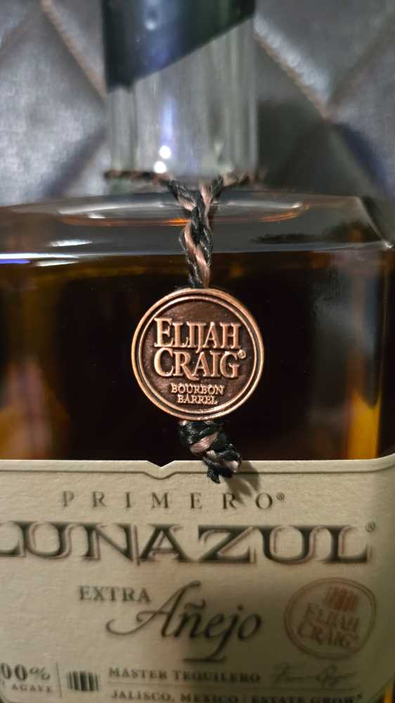 Lunazul Extra Anejo Tequila - NOM 1513 (750 mL) alcohol collectible [Barcode 096749002771] - Main Image 2