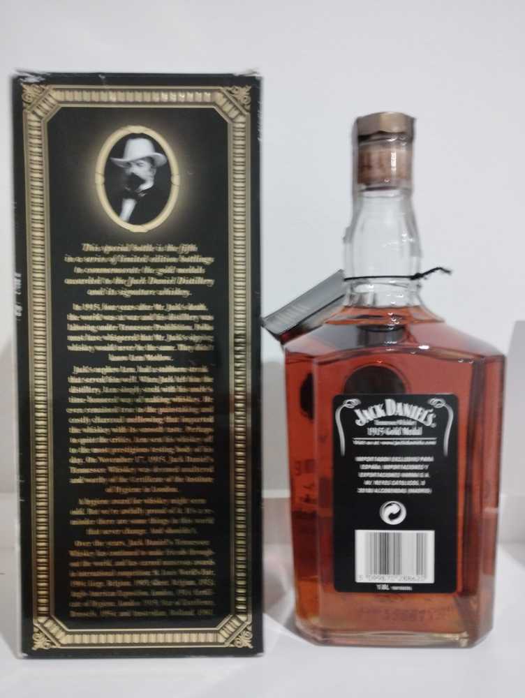 Gold Medal 1915  (1000 mL) alcohol collectible - Main Image 2