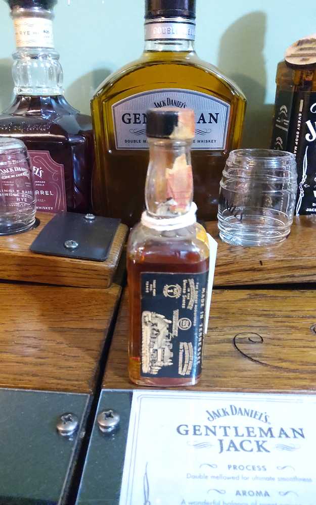 Mini Jack Daniels 1960 s 50 ml  - Jack Daniel Distillery (50 mL) alcohol collectible - Main Image 2