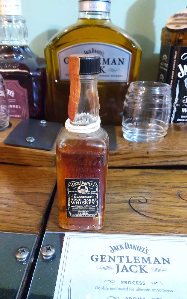 Mini Jack Daniels 1960 s 50 ml  - Jack Daniel Distillery (50 mL) alcohol collectible - Main Image 3