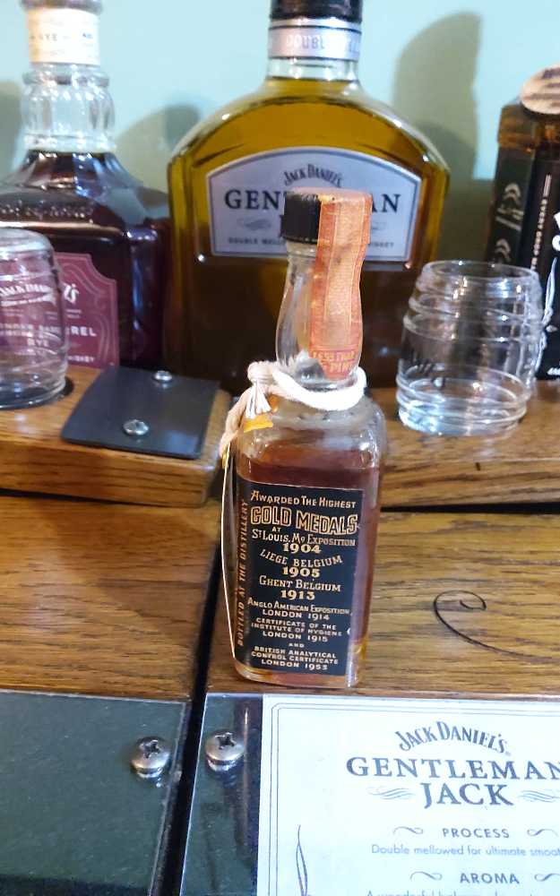 Mini Jack Daniels 1960 s 50 ml  - Jack Daniel Distillery (50 mL) alcohol collectible - Main Image 4