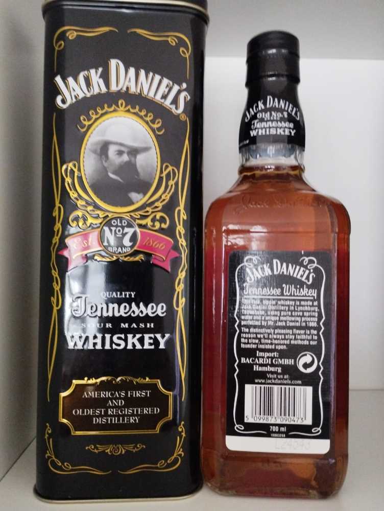 Jahresdose 2002  (700 mL) alcohol collectible - Main Image 2